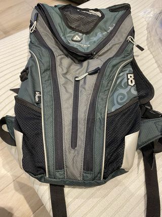 Mochila deportiva gris y verde