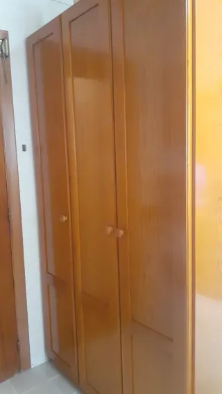 Armario de madera marrón 3 puertas