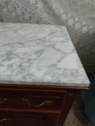 Cómoda de madera con tapa de mármol