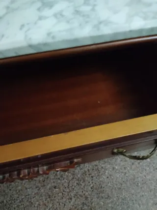 Cómoda de madera con tapa de mármol