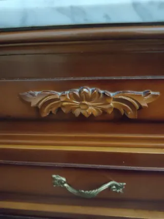 Cómoda de madera con tapa de mármol