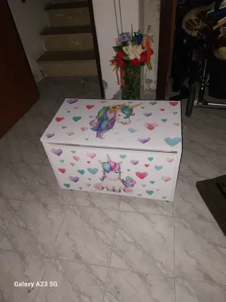 Baúl infantil con unicornio