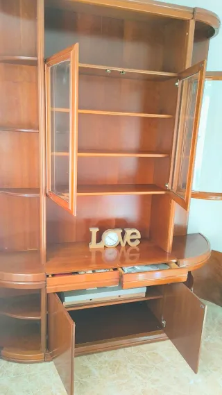 Mueble de madera con vitrinas
