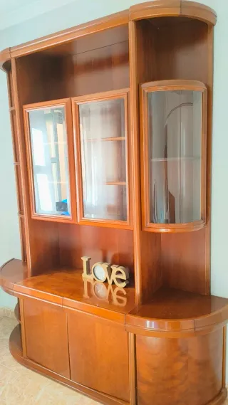 Mueble de madera con vitrinas