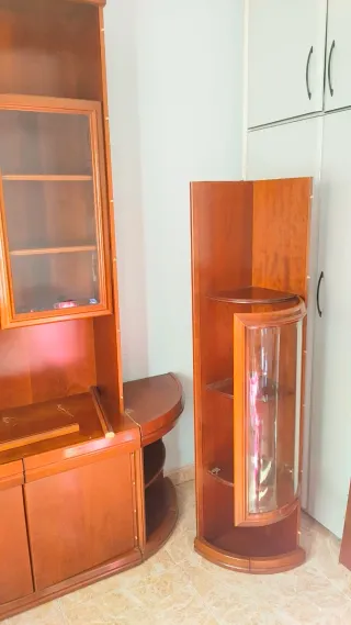 Mueble de madera con vitrinas