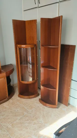 Mueble de madera con vitrinas