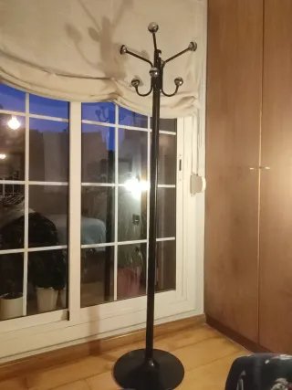 Perchero de pie negro