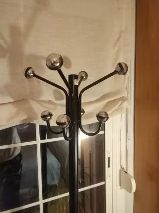 Perchero de pie negro