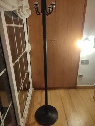 Perchero de pie negro