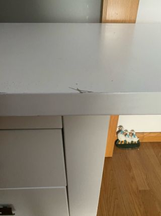 Mesa escritorio blanca y plateada