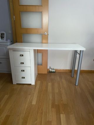 Mesa escritorio blanca y plateada