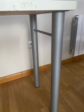 Mesa escritorio blanca y plateada