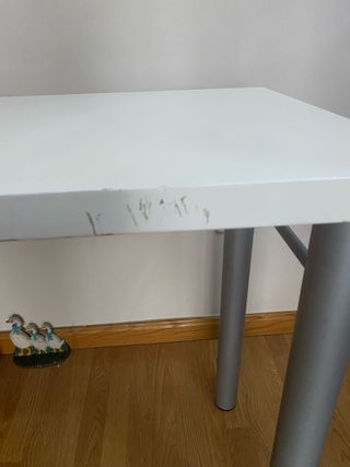 Mesa escritorio blanca y plateada
