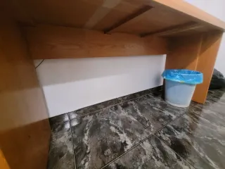 Escritorio madera maciza con cajonera