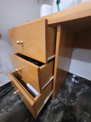 Escritorio madera maciza con cajonera