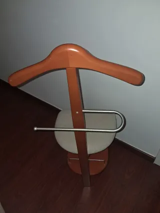 Perchero de pie con asiento tapizado