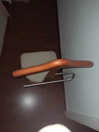 Perchero de pie con asiento tapizado