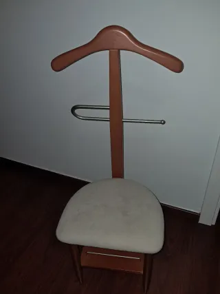 Perchero de pie con asiento tapizado