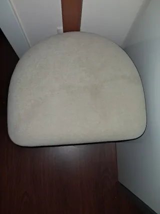 Perchero de pie con asiento tapizado