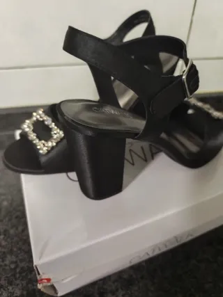 Zapatos de fiesta negros con pedrería