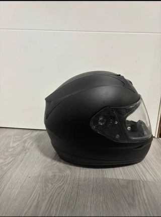 Casco de moto negro con diseño Joker