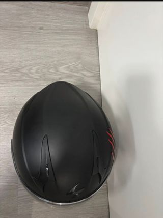 Casco de moto negro con diseño Joker