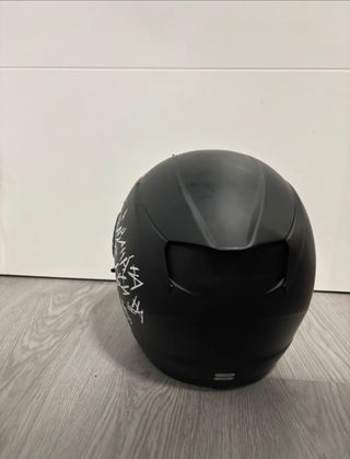 Casco de moto negro con diseño Joker