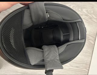 Casco de moto negro con diseño Joker