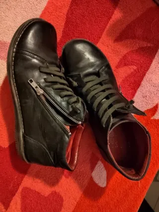 Botín plano de piel negro