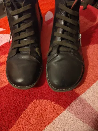 Botín plano de piel negro