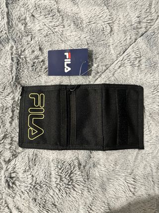 Cartera Fila Negra con Logo Dorado