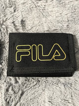 Cartera Fila Negra con Logo Dorado