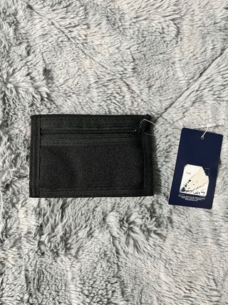 Cartera Fila Negra con Logo Dorado