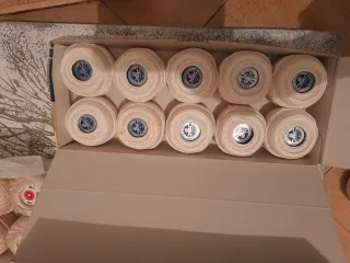 Más de 80 ovillos de hilo