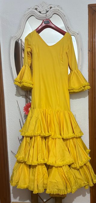 Traje de flamenca amarillo con volantes