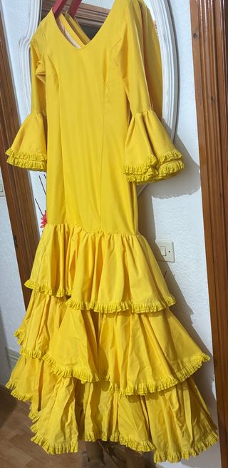 Traje de flamenca amarillo con volantes