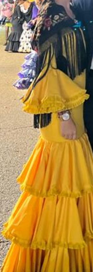 Traje de flamenca amarillo con volantes