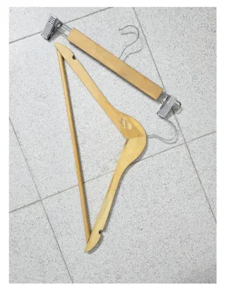 Perchas de Madera Premium con Acabado Brillante