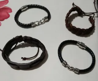 Confezione di quattro braccialetti in pelle da uomo