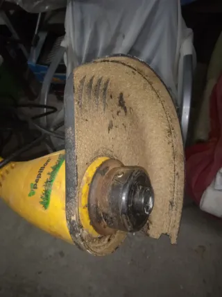 Desbrozadora eléctrica amarilla