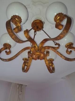 Lámpara forja antigua.