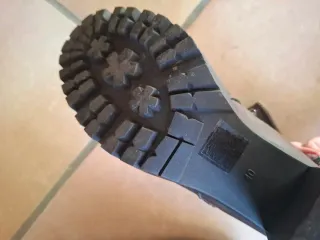 Tronchetto in pelle marrone con borchie