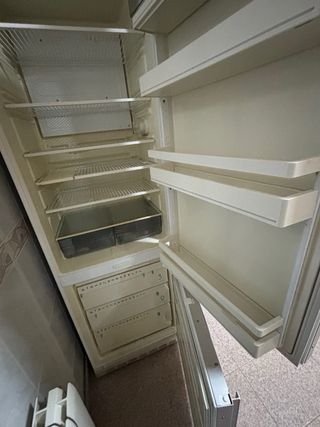 Nevera de cocina con puerta de madera