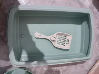 Box con sabbiera e alimentatore per gatti