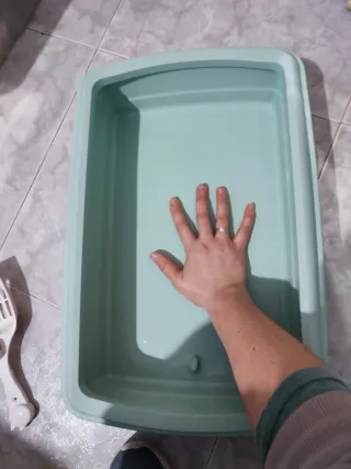 Box con sabbiera e alimentatore per gatti