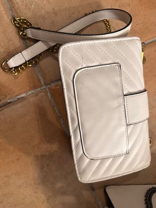 Bolso blanco con detalle de pájaros dorados