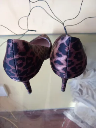 Zapato de tacón estampado leopardo.Marca HyM