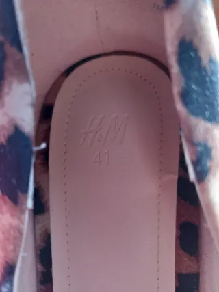 Zapato de tacón estampado leopardo.Marca HyM