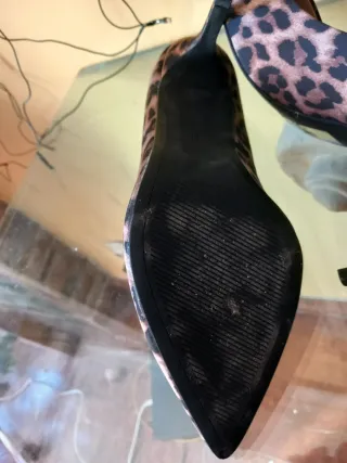 Zapato de tacón estampado leopardo.Marca HyM