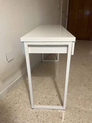 Escritorio blanco con 2 cajones